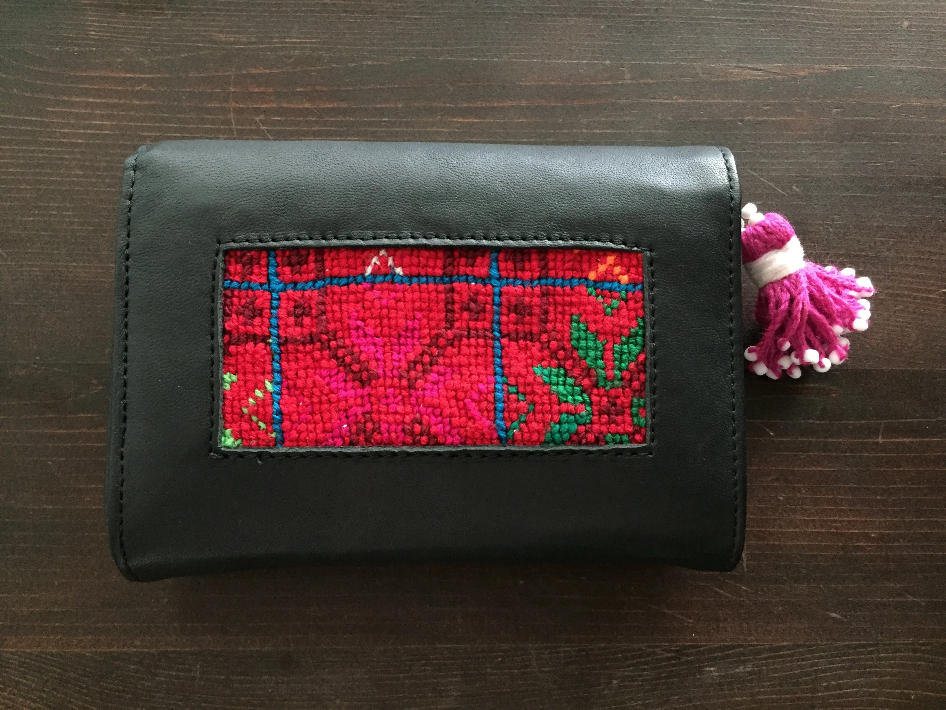 Handmade Leather Wallet with Hand Embroidery - Plumpy